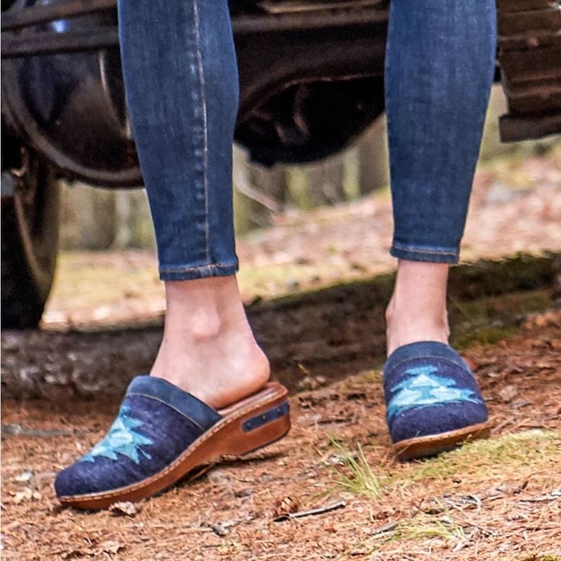 Born Women's Bandy Blanket Clogs - Indigo Blanket Combo (Blue)